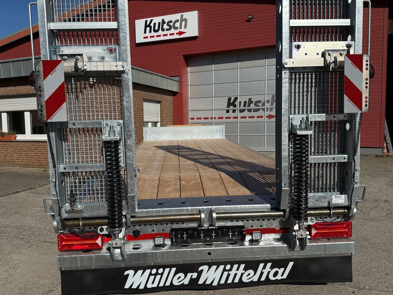 Müller-Mitteltal ETÜ-TA-R 21 Plateau 7m, luftgefedert, LED - Pótkocsi mélybölcsős: 2 kép. Müller-Mitteltal ETÜ-TA-R 21 Plateau 7m, luftgefedert, LED - Pótkocsi mélybölcsős: 2 kép.