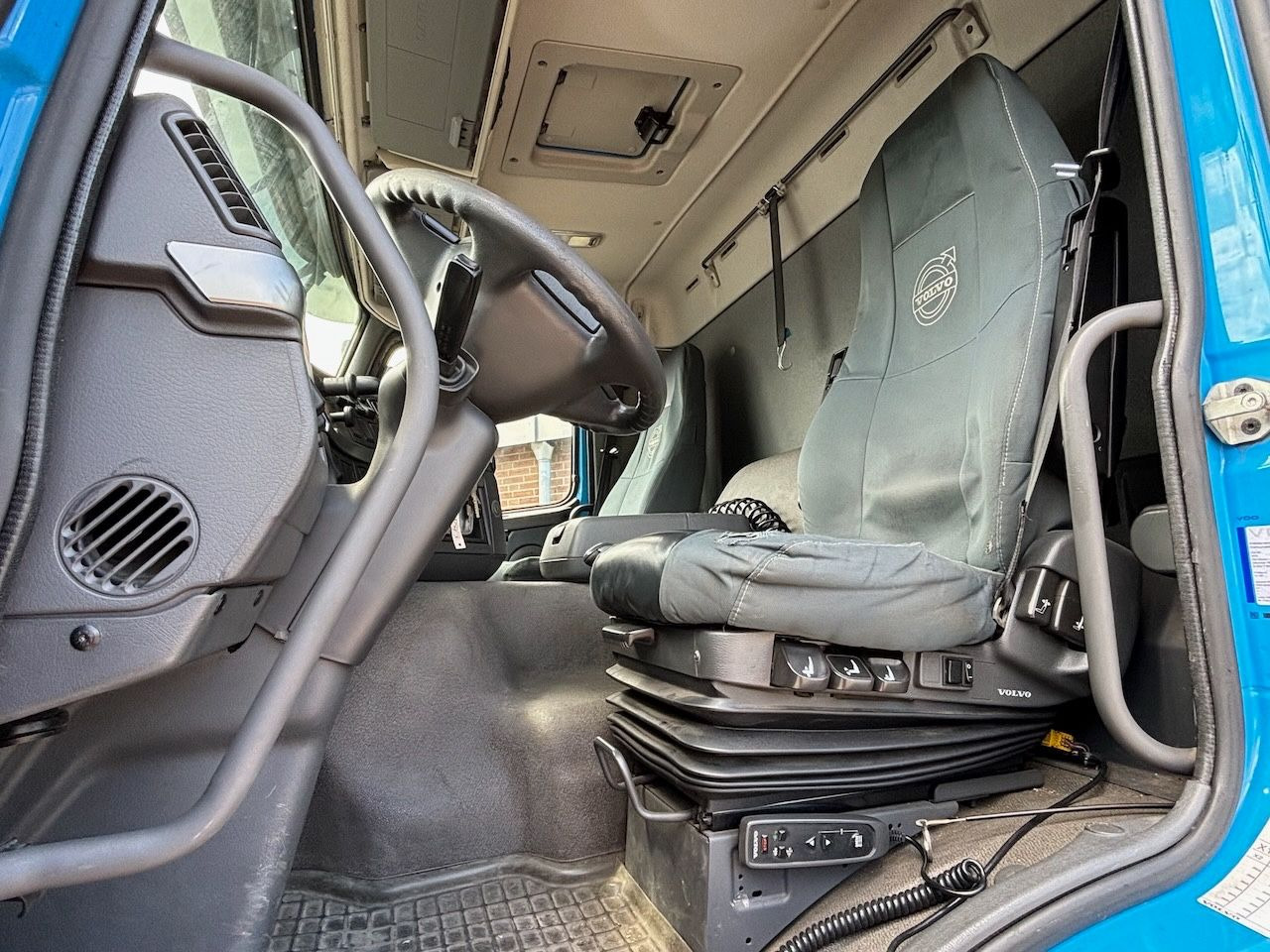 Volvo FM 330 Koffer10m/Lbw. 4achser - Dobozos felépítményű teherautó: 5 kép. Volvo FM 330 Koffer10m/Lbw. 4achser - Dobozos felépítményű teherautó: 5 kép.