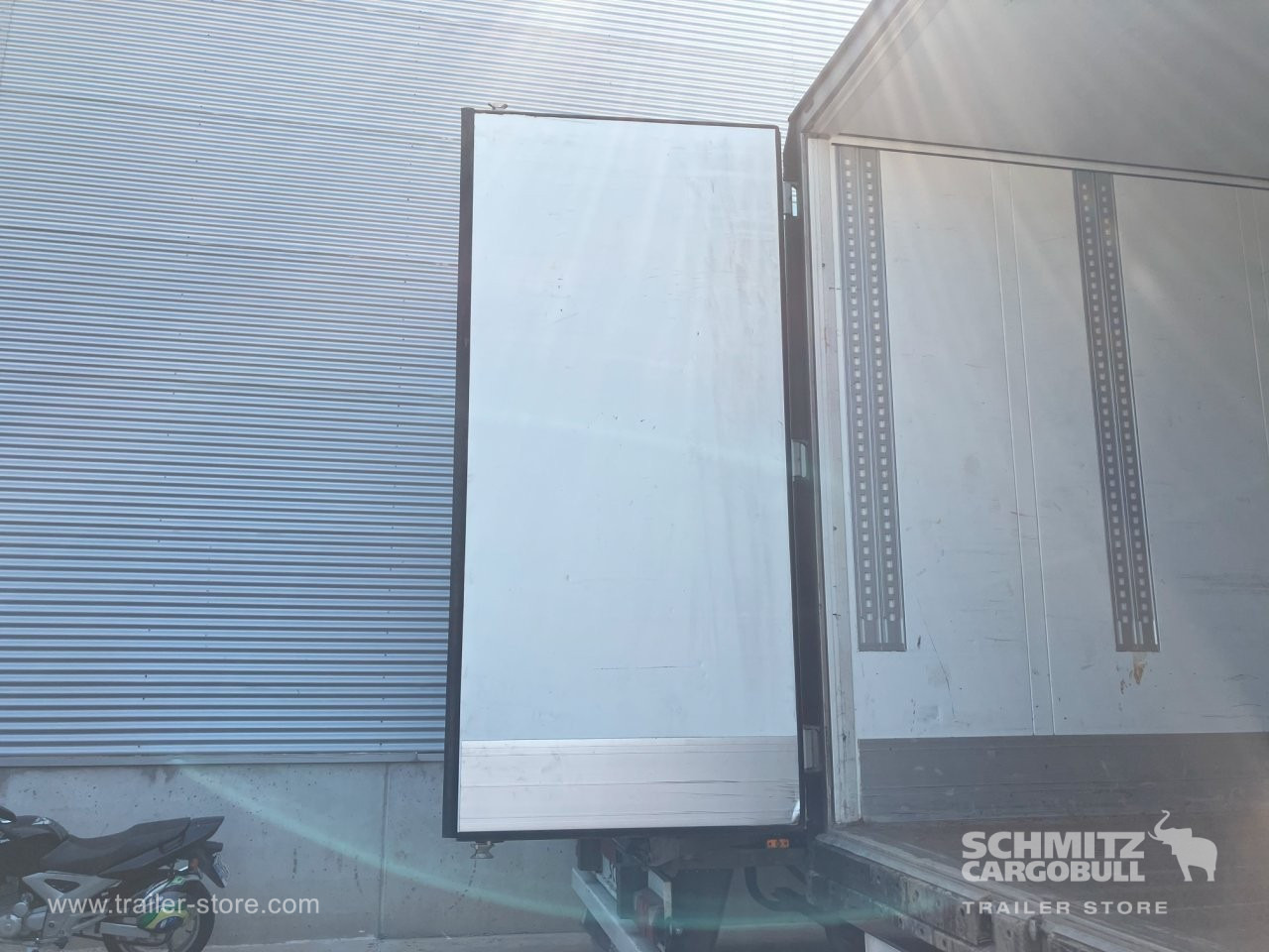 SCHMITZ Semiremolque Frigo Standard Double deck - Félpótkocsi hőszigetelt: 2 kép. SCHMITZ Semiremolque Frigo Standard Double deck - Félpótkocsi hőszigetelt: 2 kép.