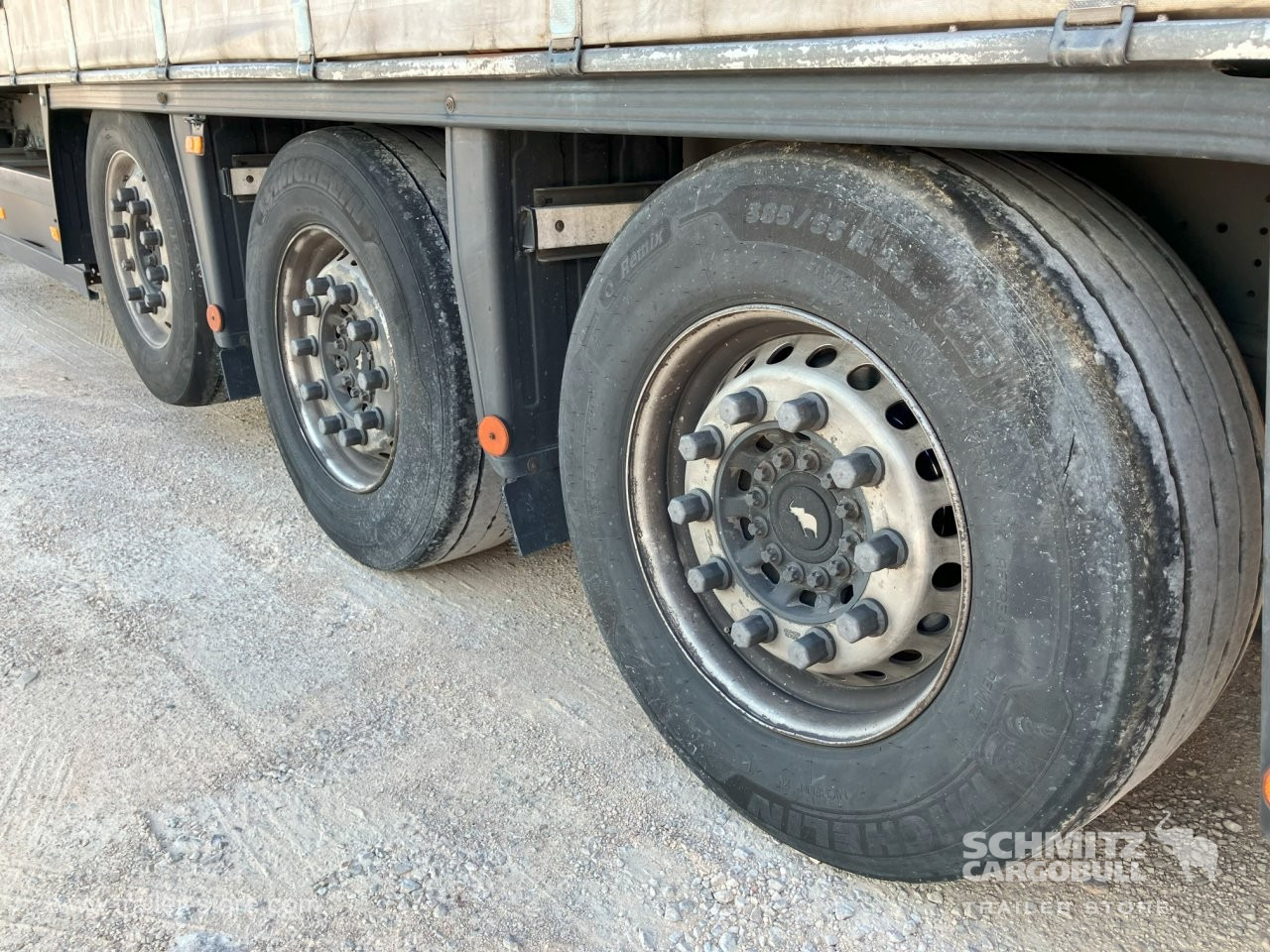 SCHMITZ Semiremolque Lona Standard - Ponyvás félpótkocsi: 2 kép. SCHMITZ Semiremolque Lona Standard - Ponyvás félpótkocsi: 2 kép.