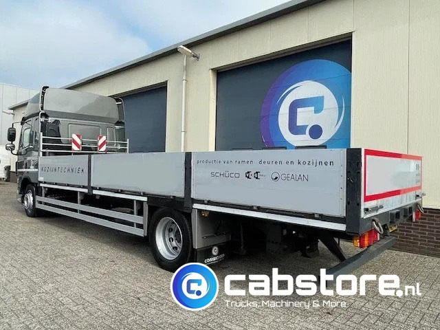 DAF CF 85 .360 4x2 Euro 5 - Open laadbak - Bouwjaar 2012 - Kooi-aap meeneemheftruck - Platós teherautó: 5 kép. DAF CF 85 .360 4x2 Euro 5 - Open laadbak - Bouwjaar 2012 - Kooi-aap meeneemheftruck - Platós teherautó: 5 kép.