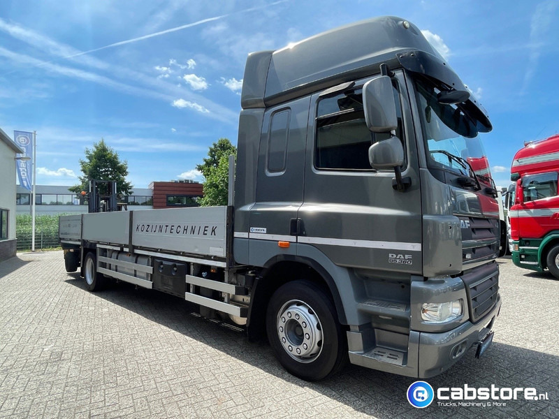 DAF CF 85 .360 4x2 Euro 5 - Open laadbak - Bouwjaar 2012 - Kooi-aap meeneemheftruck - Platós teherautó: 2 kép. DAF CF 85 .360 4x2 Euro 5 - Open laadbak - Bouwjaar 2012 - Kooi-aap meeneemheftruck - Platós teherautó: 2 kép.