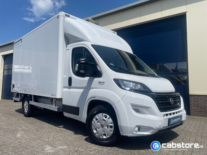 Fiat Ducato 2.3 Multijet 160 Pk Euro 6 - Bouwjaar 2021 - Handgeschakeld 6 speed - Airco - 3 zitplaatsen - Laadklep - Dobozos felépítményű teherautó: 1 kép. Fiat Ducato 2.3 Multijet 160 Pk Euro 6 - Bouwjaar 2021 - Handgeschakeld 6 speed - Airco - 3 zitplaatsen - Laadklep - Dobozos felépítményű teherautó: 1 kép.