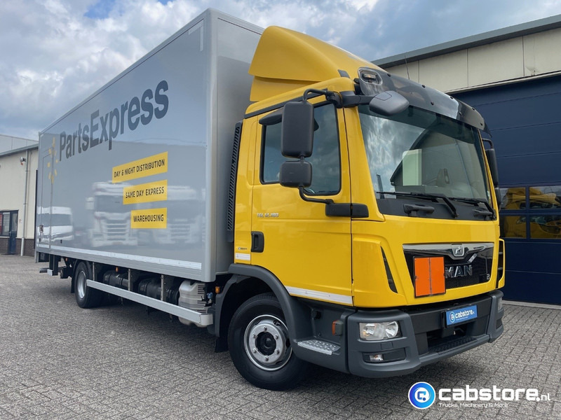 MAN TGL 12.180 4x2 Euro 6 Bakwagen MAN TGL 12.180 Bakwagen Euro 6 - Bouwjaar 2016 - Km 394.831 - Laadklep - Good condition - Dobozos felépítményű teherautó: 2 kép. MAN TGL 12.180 4x2 Euro 6 Bakwagen MAN TGL 12.180 Bakwagen Euro 6 - Bouwjaar 2016 - Km 394.831 - Laadklep - Good condition - Dobozos felépítményű teherautó: 2 kép.