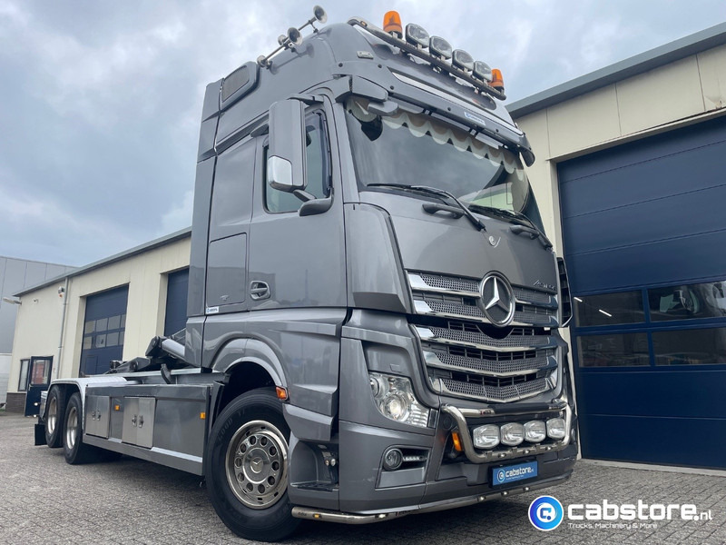 Mercedes-Benz Actros 3363 6x2 Containersysteem - Euro 6 - Bouwjaar 2014 - VDL 21 Ton Haakarmsysteem - 630 Pk Euro 6 - NL Truck - Horgos rakodó teherautó: 1 kép. Mercedes-Benz Actros 3363 6x2 Containersysteem - Euro 6 - Bouwjaar 2014 - VDL 21 Ton Haakarmsysteem - 630 Pk Euro 6 - NL Truck - Horgos rakodó teherautó: 1 kép.