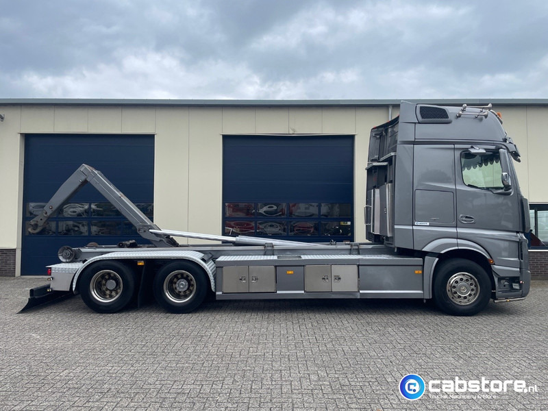 Mercedes-Benz Actros 3363 6x2 Containersysteem - Euro 6 - Bouwjaar 2014 - VDL 21 Ton Haakarmsysteem - 630 Pk Euro 6 - NL Truck - Horgos rakodó teherautó: 5 kép. Mercedes-Benz Actros 3363 6x2 Containersysteem - Euro 6 - Bouwjaar 2014 - VDL 21 Ton Haakarmsysteem - 630 Pk Euro 6 - NL Truck - Horgos rakodó teherautó: 5 kép.