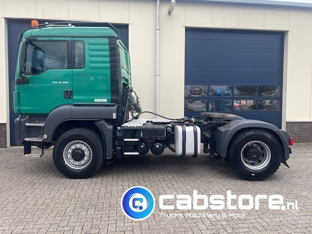 MAN TGS 18.460 4x4 tractor Euro 6 - Bouwjaar 05-2018 - Automaat - Hydrauliek unit kipper - Slaapcabine - Km 573.395 - Goede conditie - Nyergesvontató: 5 kép. MAN TGS 18.460 4x4 tractor Euro 6 - Bouwjaar 05-2018 - Automaat - Hydrauliek unit kipper - Slaapcabine - Km 573.395 - Goede conditie - Nyergesvontató: 5 kép.