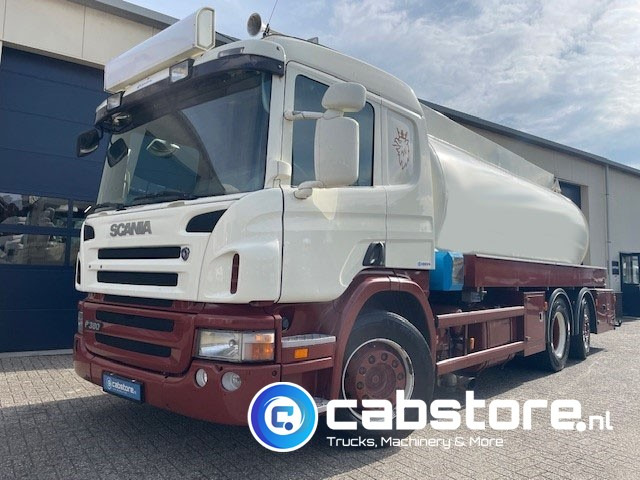 Scania P 380 B 6X2*4 HNA - RETARDER - Tankwagen olie - Olietank - ADR - 16.920 liter - Bouwjaar 2007 - Km 881.924 - Tartályos teherautó: 2 kép. Scania P 380 B 6X2*4 HNA - RETARDER - Tankwagen olie - Olietank - ADR - 16.920 liter - Bouwjaar 2007 - Km 881.924 - Tartályos teherautó: 2 kép.