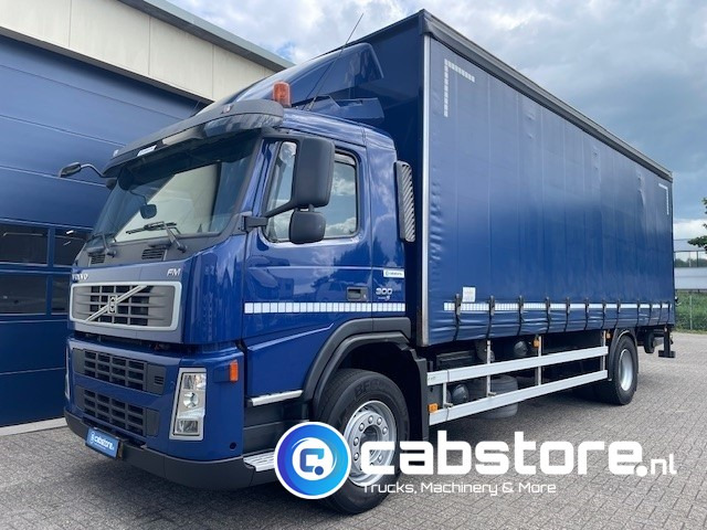 Volvo FM9 4X2R FAL9.0 RAD-A4 Volvo FM300 4x2 Euro 5 bakwagen - Schuifzeilen - Laadklep 2000 kg - Bouwjaar 2008 - Kooi-Aap heftruck - Dobozos kisteherautó: 2 kép. Volvo FM9 4X2R FAL9.0 RAD-A4 Volvo FM300 4x2 Euro 5 bakwagen - Schuifzeilen - Laadklep 2000 kg - Bouwjaar 2008 - Kooi-Aap heftruck - Dobozos kisteherautó: 2 kép.