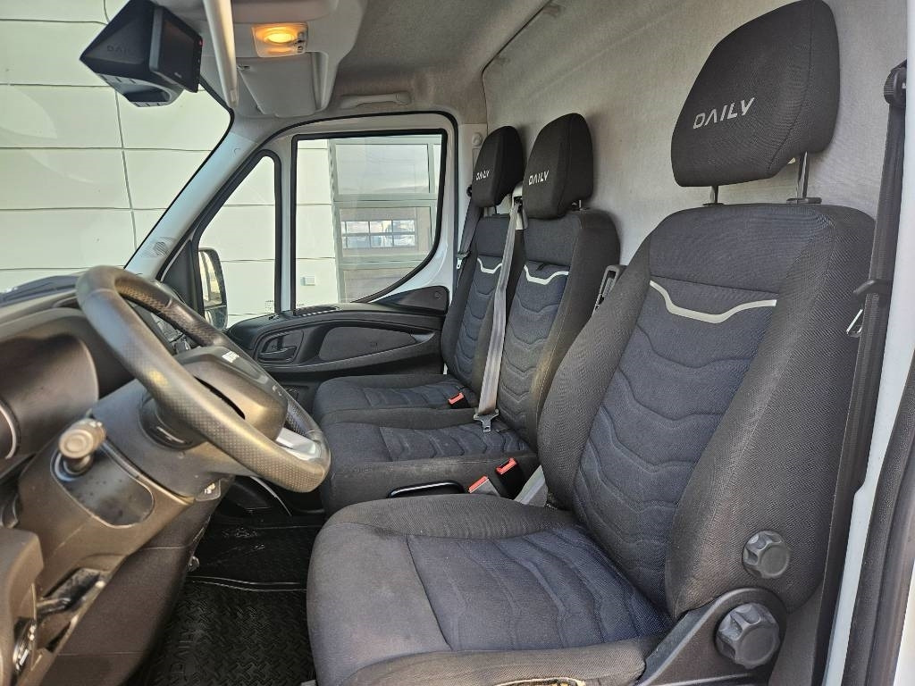 Hűtős kisteherautó Iveco Daily 35S16A8 kylmäkone: 6 kép. Hűtős kisteherautó Iveco Daily 35S16A8 kylmäkone: 6 kép.