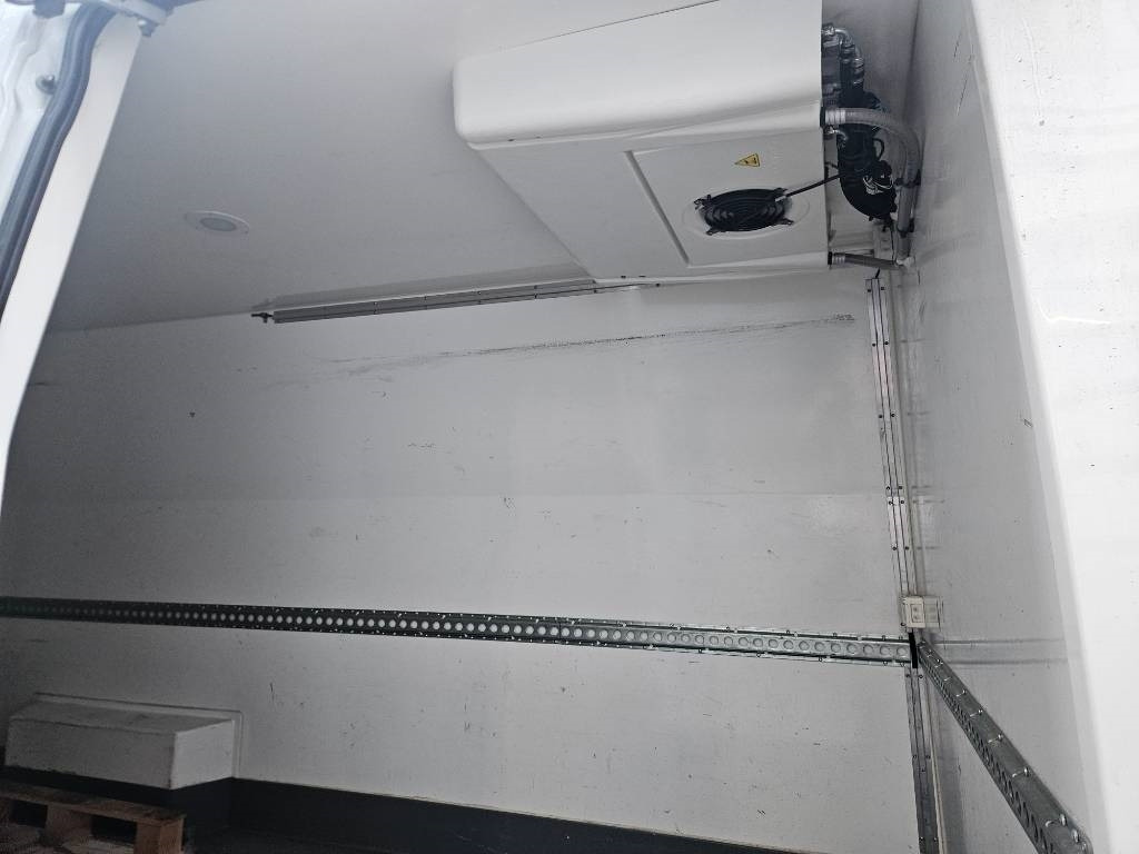 Hűtős kisteherautó Iveco Daily 35S16A8 kylmäkone: 11 kép. Hűtős kisteherautó Iveco Daily 35S16A8 kylmäkone: 11 kép.