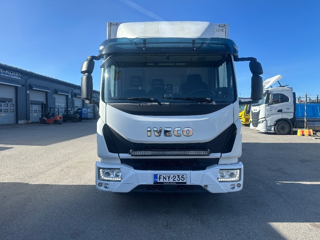 Iveco Eurocargo 100E190 - Dobozos felépítményű teherautó: 2 kép. Iveco Eurocargo 100E190 - Dobozos felépítményű teherautó: 2 kép.
