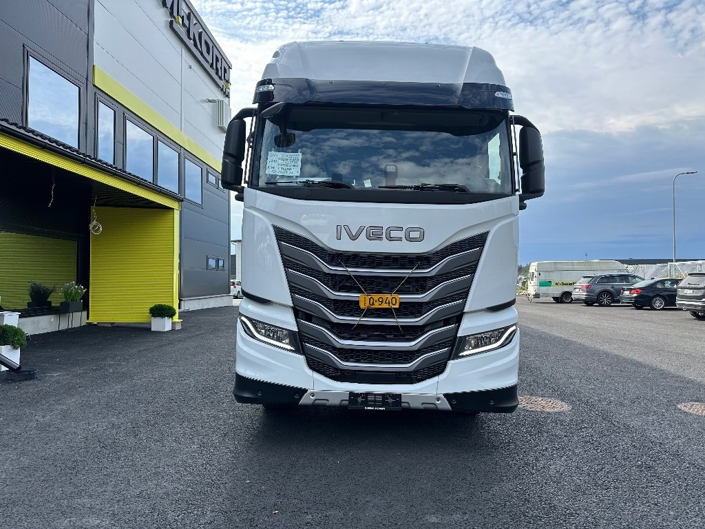 Iveco S-Way AS26S50 NP 2xLNG 6x2*4 - Alvaz teherautó: 2 kép. Iveco S-Way AS26S50 NP 2xLNG 6x2*4 - Alvaz teherautó: 2 kép.