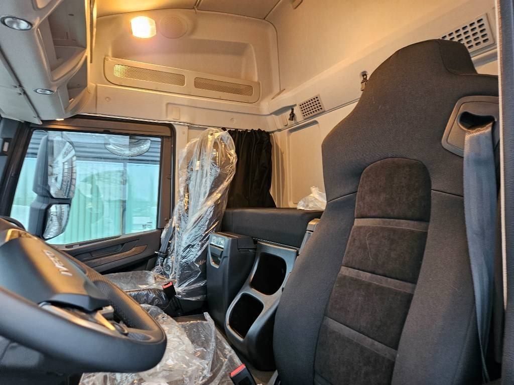 Iveco TWay AT410T54 10X4 metsäkoneritilä - Rönkszállító teherautó: 5 kép. Iveco TWay AT410T54 10X4 metsäkoneritilä - Rönkszállító teherautó: 5 kép.