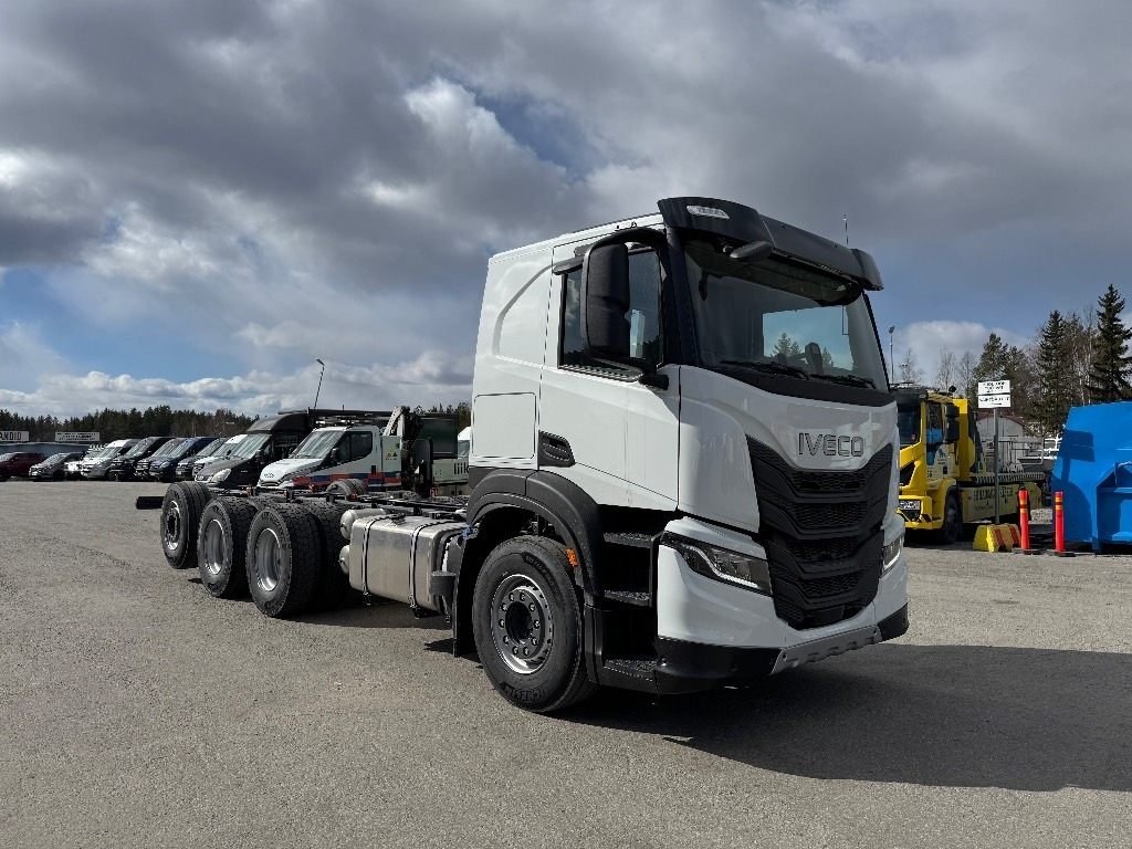 Iveco X-Way AT350X54 8x4 UUTTA MALLIA - Alvaz teherautó: 2 kép. Iveco X-Way AT350X54 8x4 UUTTA MALLIA - Alvaz teherautó: 2 kép.