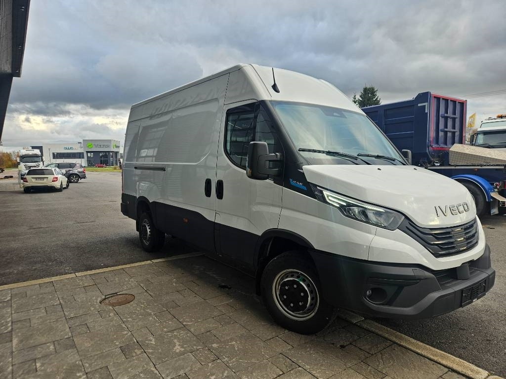Iveco eDaily 42S14 12m3 - Furgon, Elektromos kisteherautó: 2 kép. Iveco eDaily 42S14 12m3 - Furgon, Elektromos kisteherautó: 2 kép.