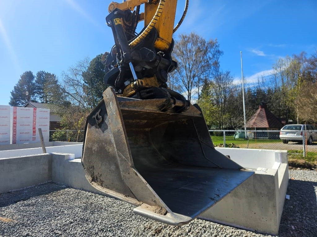 JCB 245 XLR - Lánctalpas kotró: 2 kép. JCB 245 XLR - Lánctalpas kotró: 2 kép.