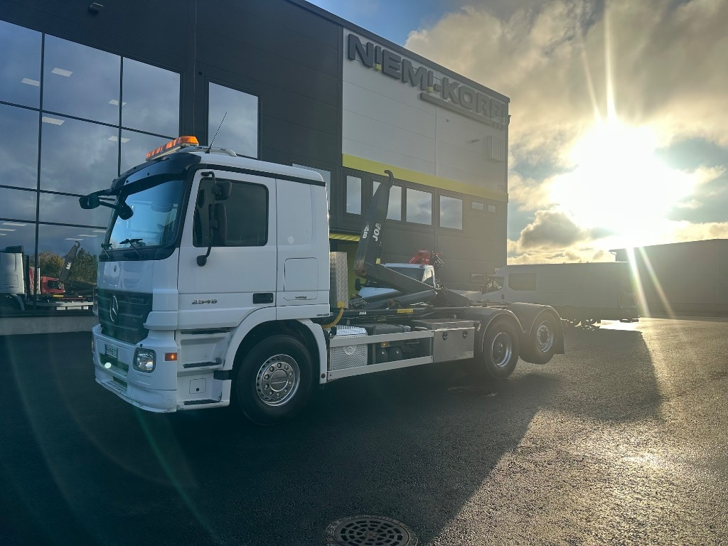 Mercedes-Benz Actros 2545 L 6x2 - Horgos rakodó teherautó: 1 kép. Mercedes-Benz Actros 2545 L 6x2 - Horgos rakodó teherautó: 1 kép.