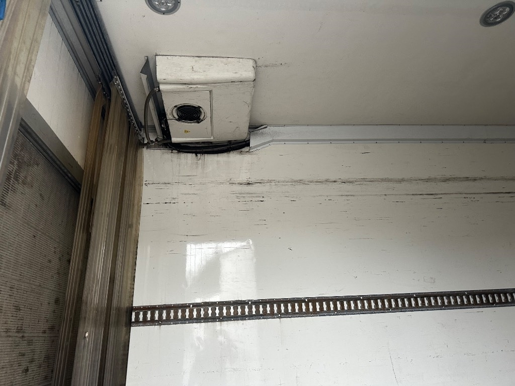 Mercedes-Benz Atego 818  - Hűtős teherautó: 5 kép. Mercedes-Benz Atego 818  - Hűtős teherautó: 5 kép.