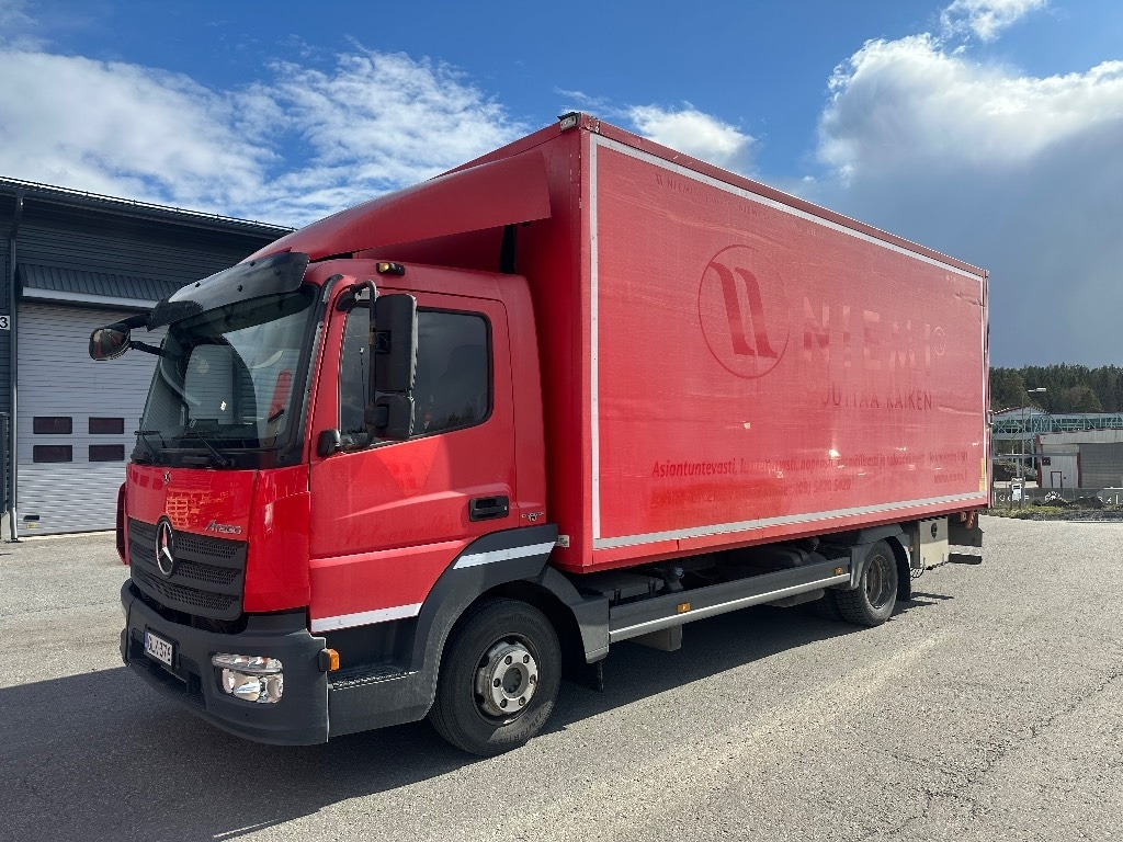 Mercedes-Benz Atego 818 - Dobozos felépítményű teherautó: 1 kép. Mercedes-Benz Atego 818 - Dobozos felépítményű teherautó: 1 kép.