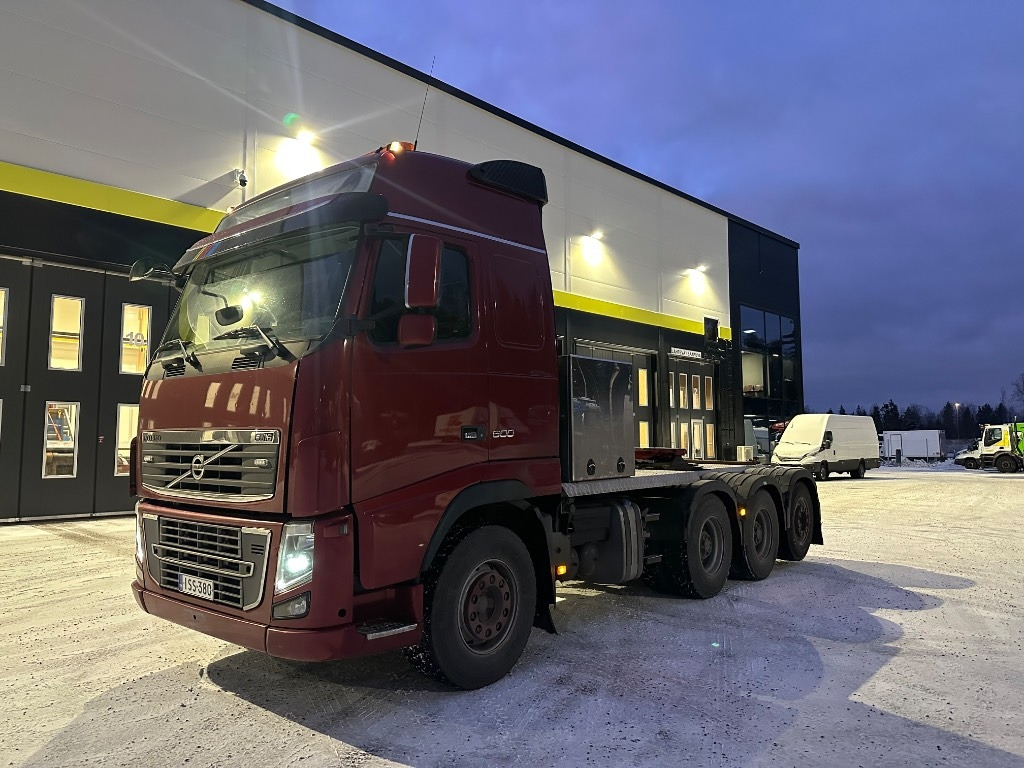 Volvo FH16 600 8x4*4 - Nyergesvontató: 1 kép. Volvo FH16 600 8x4*4 - Nyergesvontató: 1 kép.