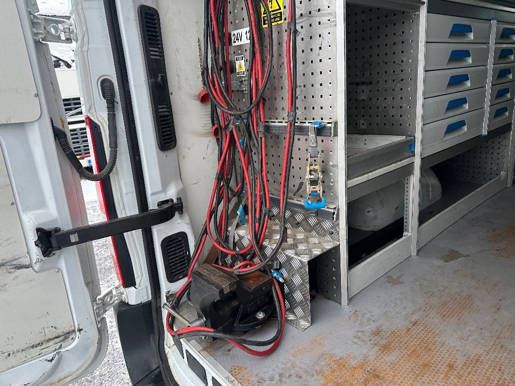 Furgon Renault Master huoltoauto varusteineen: 9 kép.