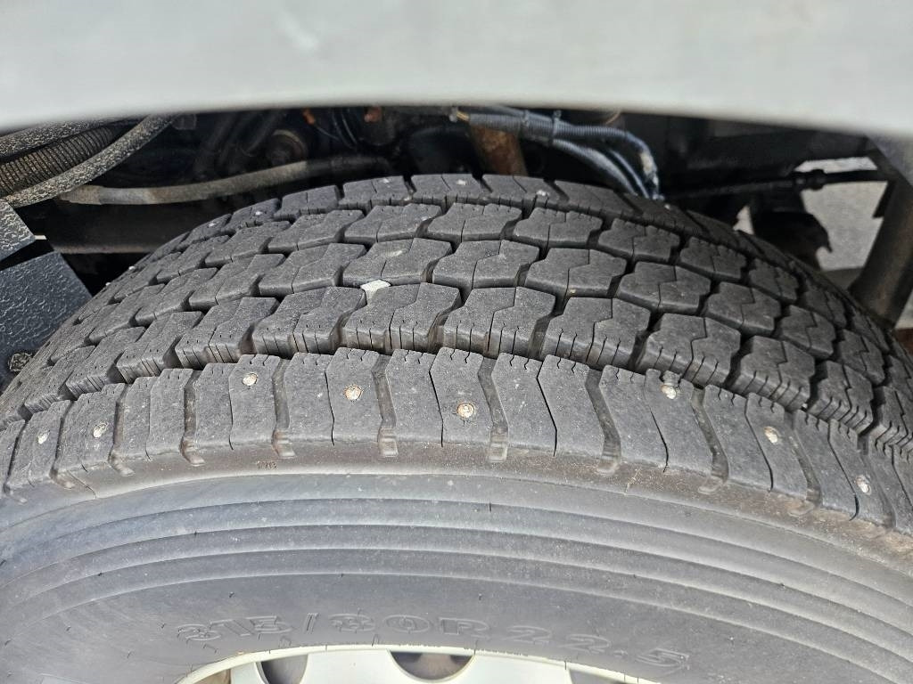 Alvaz teherautó Renault Premium 320 tienhoitoauto: 12 kép.