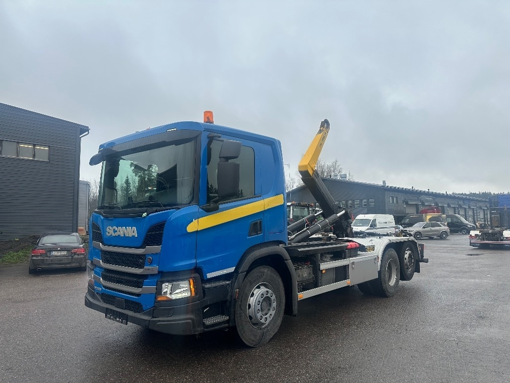 Scania P 360 - Horgos rakodó teherautó: 1 kép. Scania P 360 - Horgos rakodó teherautó: 1 kép.