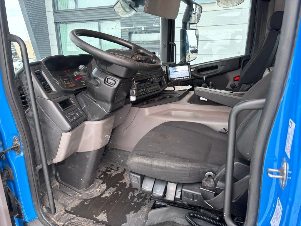 Scania P 360 - Horgos rakodó teherautó: 5 kép. Scania P 360 - Horgos rakodó teherautó: 5 kép.