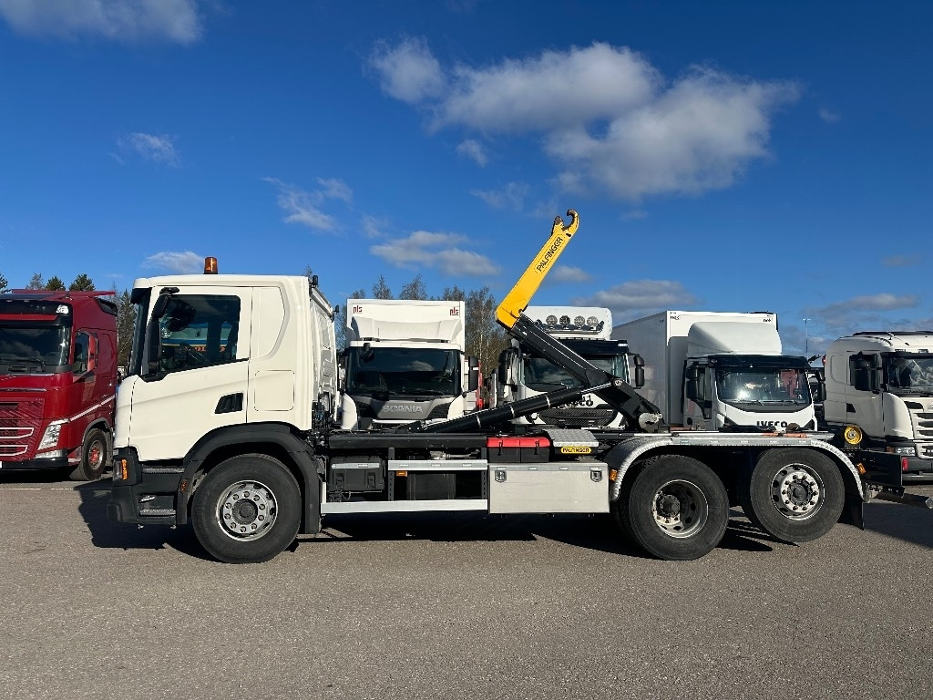 Scania P 360 - Horgos rakodó teherautó: 5 kép. Scania P 360 - Horgos rakodó teherautó: 5 kép.