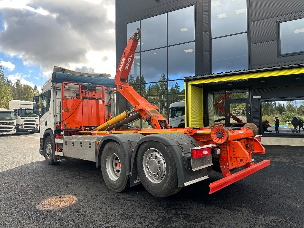 Scania P 370 6x2*4 - Horgos rakodó teherautó: 4 kép. Scania P 370 6x2*4 - Horgos rakodó teherautó: 4 kép.
