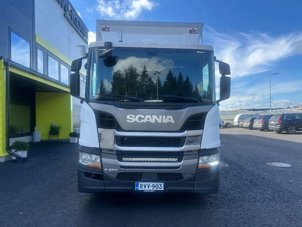 Scania P250  - Dobozos felépítményű teherautó: 2 kép. Scania P250  - Dobozos felépítményű teherautó: 2 kép.