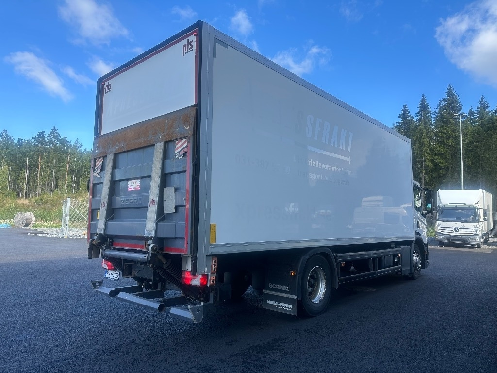 Scania P250  - Dobozos felépítményű teherautó: 4 kép. Scania P250  - Dobozos felépítményű teherautó: 4 kép.