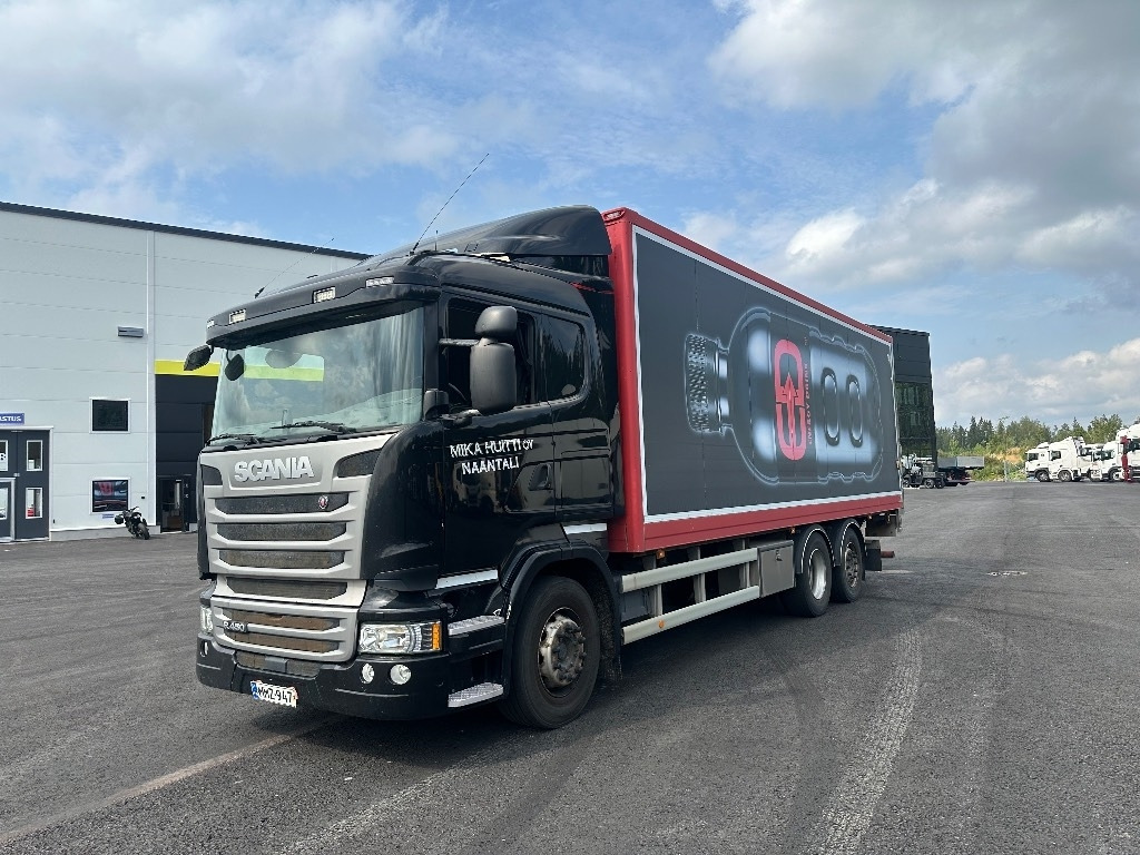 Scania R 450 - Dobozos felépítményű teherautó: 2 kép. Scania R 450 - Dobozos felépítményű teherautó: 2 kép.