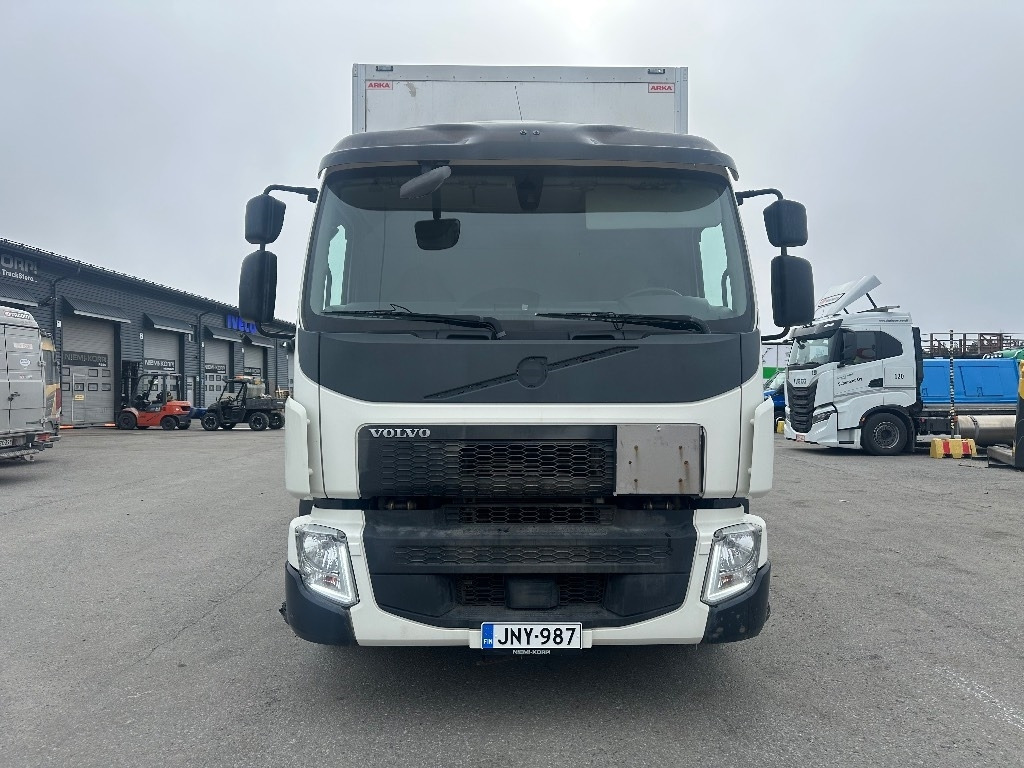 Volvo FE 320  - Dobozos felépítményű teherautó: 3 kép. Volvo FE 320  - Dobozos felépítményű teherautó: 3 kép.