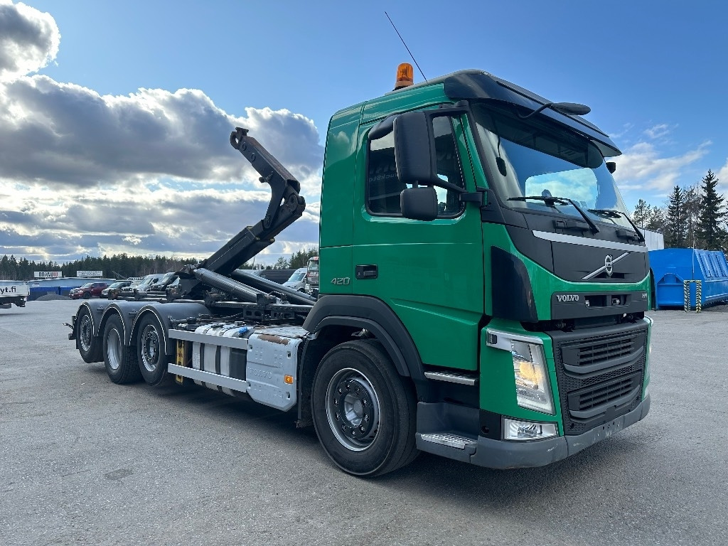 Volvo FM 420 8x2/4 - Horgos rakodó teherautó: 2 kép. Volvo FM 420 8x2/4 - Horgos rakodó teherautó: 2 kép.