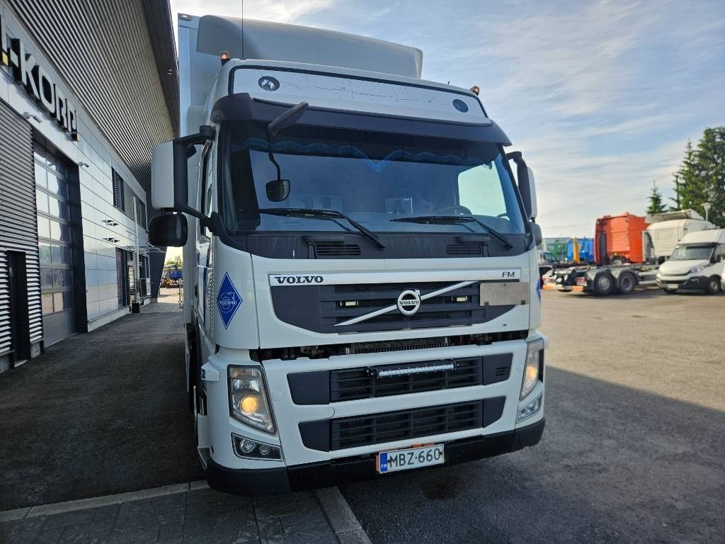 Volvo FM11 - Dobozos felépítményű teherautó: 2 kép. Volvo FM11 - Dobozos felépítményű teherautó: 2 kép.