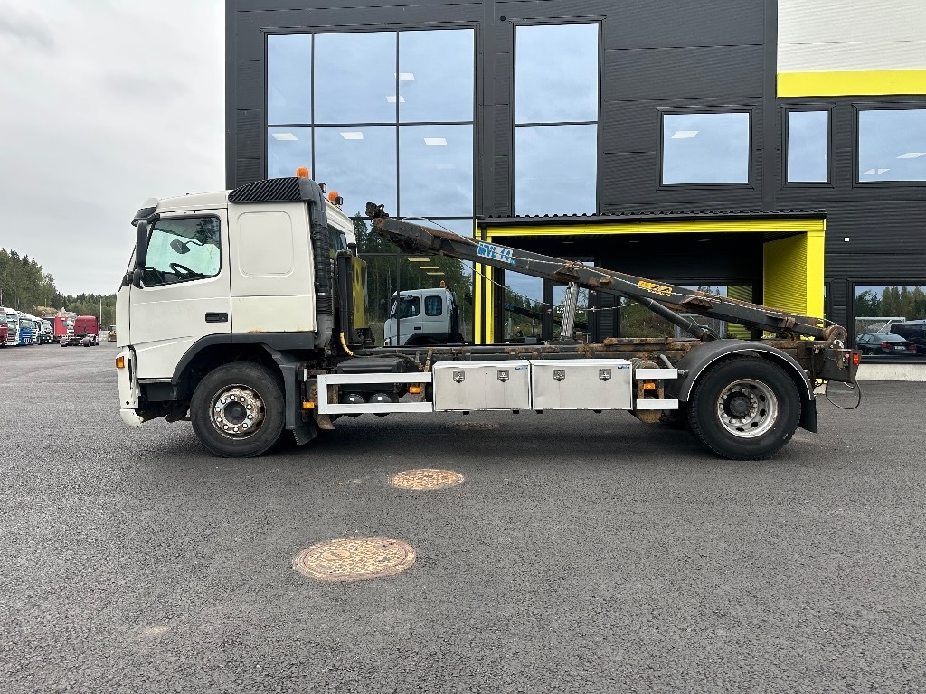 Volvo FM9 4x2 vaijerilaitteilla - Konténerszállító: 5 kép. Volvo FM9 4x2 vaijerilaitteilla - Konténerszállító: 5 kép.