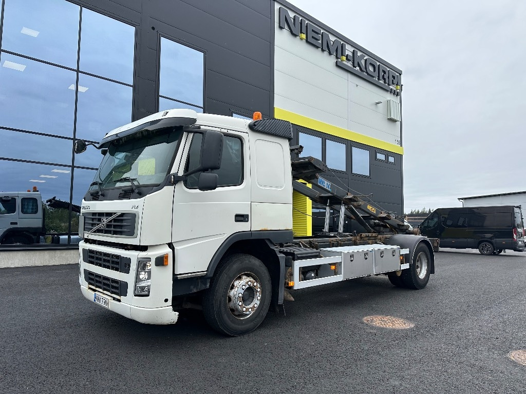 Volvo FM9 4x2 vaijerilaitteilla - Konténerszállító: 1 kép. Volvo FM9 4x2 vaijerilaitteilla - Konténerszállító: 1 kép.