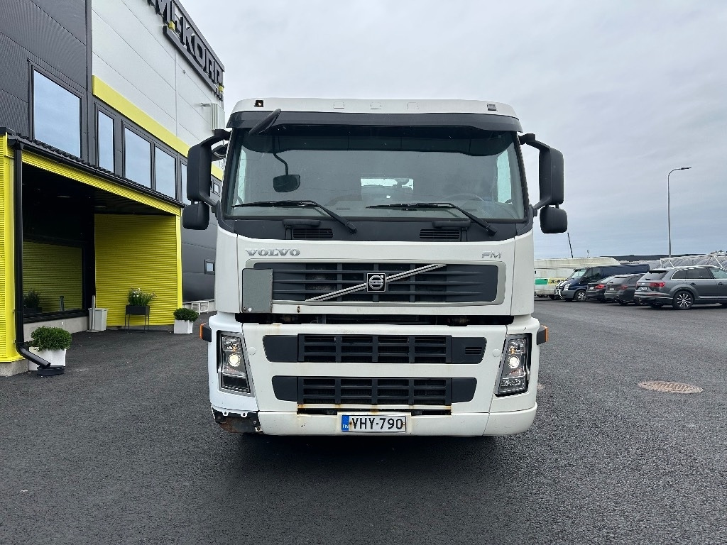 Volvo FM9 4x2 vaijerilaitteilla - Konténerszállító: 2 kép. Volvo FM9 4x2 vaijerilaitteilla - Konténerszállító: 2 kép.