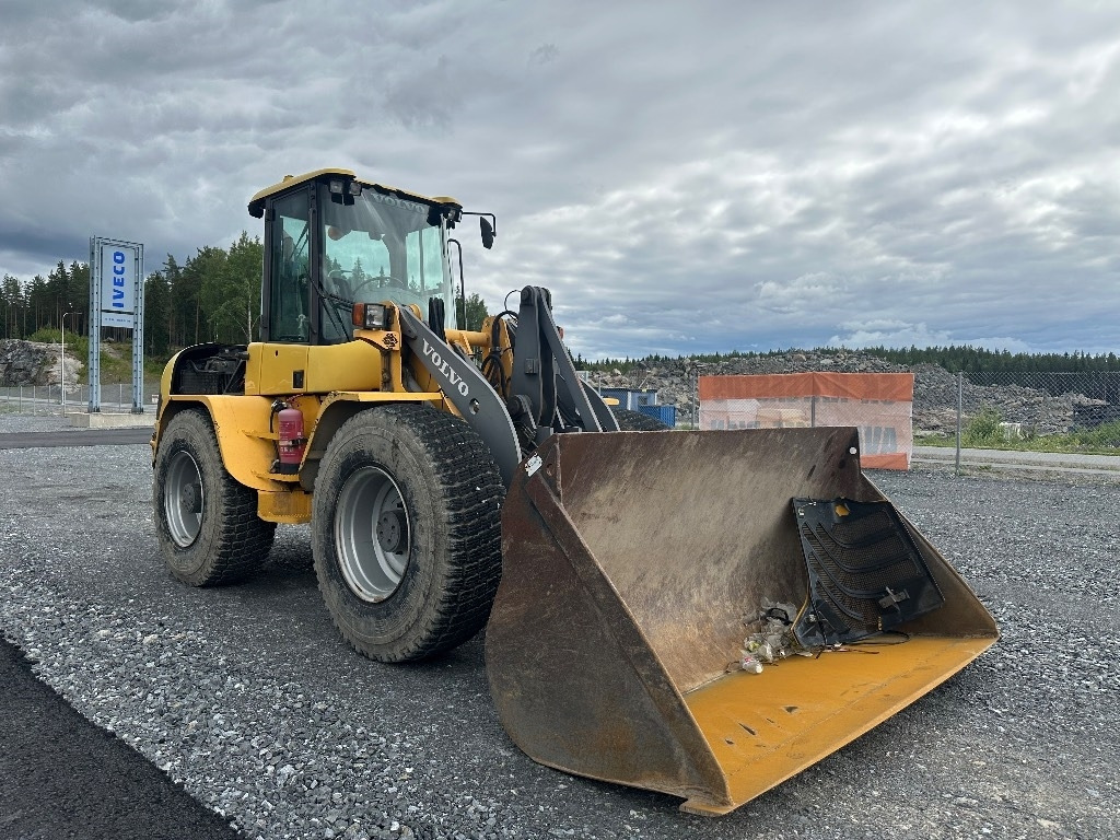 Volvo L45B 4X4 /245 - Gumikerekes homlokrakodó: 2 kép. Volvo L45B 4X4 /245 - Gumikerekes homlokrakodó: 2 kép.