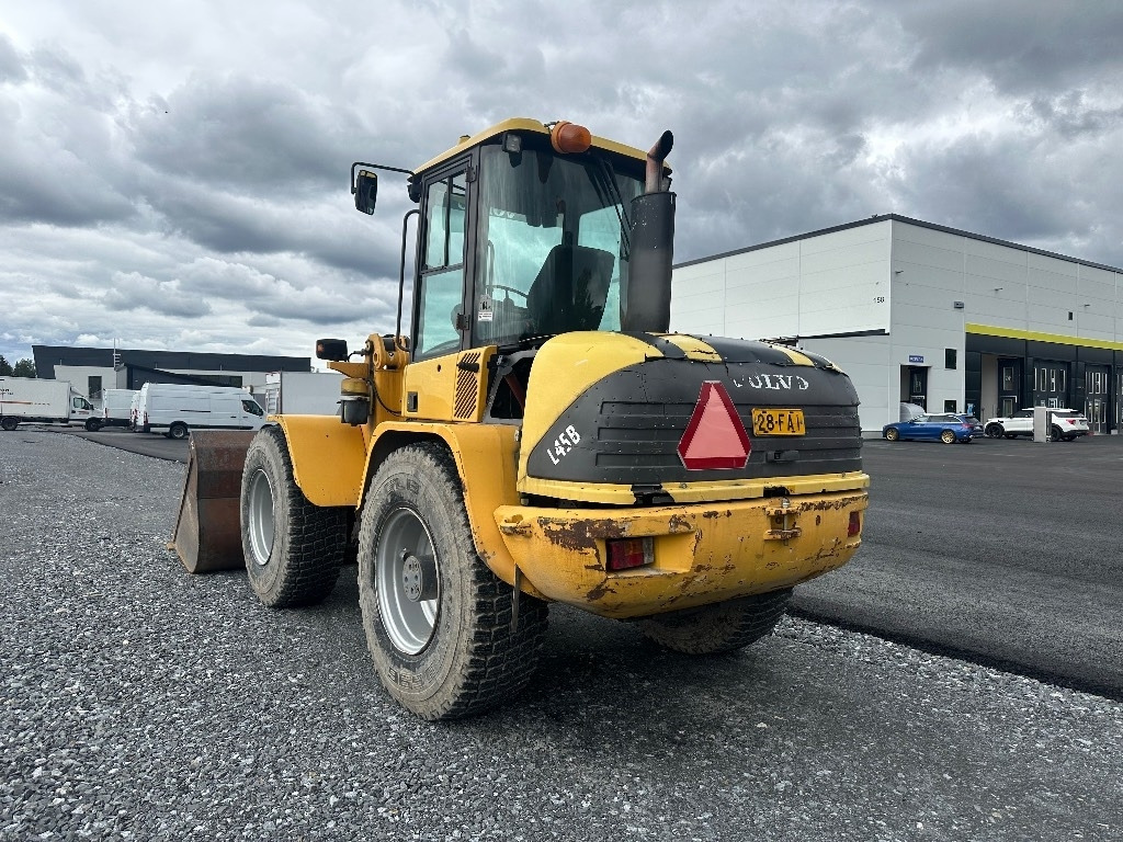Volvo L45B 4X4 /245 - Gumikerekes homlokrakodó: 4 kép. Volvo L45B 4X4 /245 - Gumikerekes homlokrakodó: 4 kép.