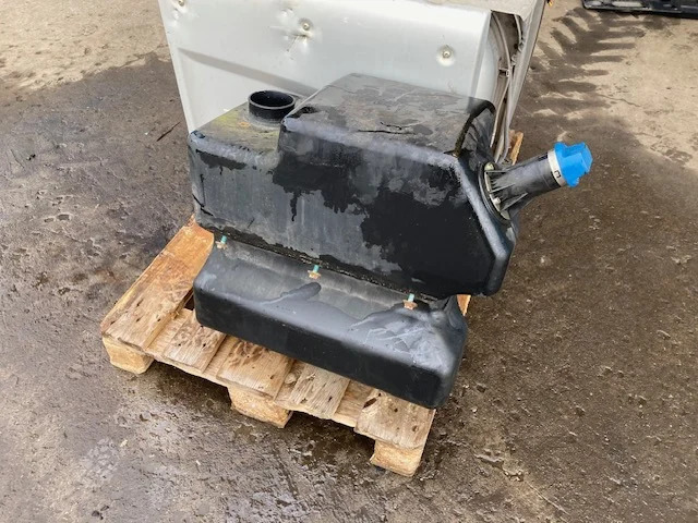 MAN Adblue tank – MAN - AdBlue tartály - Teherautó: 1 kép. MAN Adblue tank – MAN - AdBlue tartály - Teherautó: 1 kép.