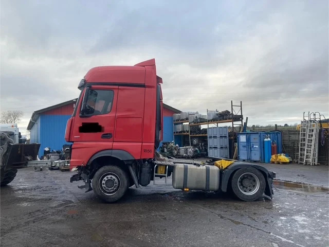 Mercedes Actros 1851 - Nyergesvontató: 5 kép. Mercedes Actros 1851 - Nyergesvontató: 5 kép.