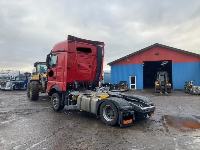 Mercedes Actros 1851 - Nyergesvontató: 4 kép. Mercedes Actros 1851 - Nyergesvontató: 4 kép.