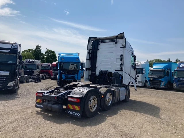 Volvo FH460 6X2 - Nyergesvontató: 3 kép. Volvo FH460 6X2 - Nyergesvontató: 3 kép.