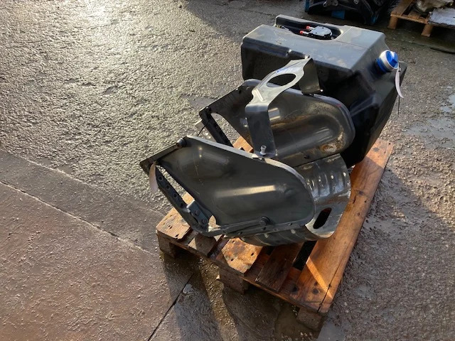 Scania Adblue tankbeslag - AdBlue tartály - Teherautó: 1 kép. Scania Adblue tankbeslag - AdBlue tartály - Teherautó: 1 kép.