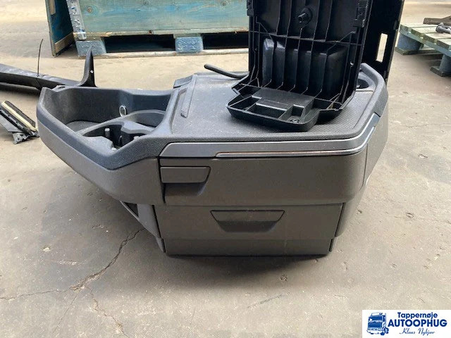 Scania Midterkonsol – Scania 2901429 - Fülke és belső tér - Teherautó: 1 kép. Scania Midterkonsol – Scania 2901429 - Fülke és belső tér - Teherautó: 1 kép.