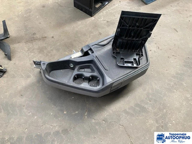 Scania Midterkonsol – Scania 2901429 - Fülke és belső tér - Teherautó: 2 kép. Scania Midterkonsol – Scania 2901429 - Fülke és belső tér - Teherautó: 2 kép.