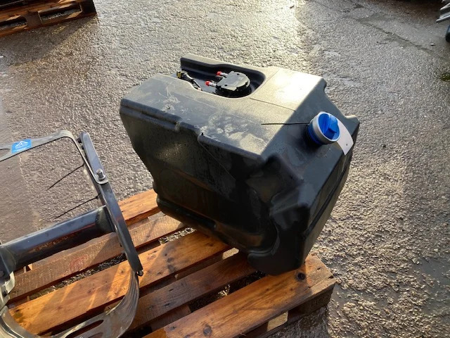 Scania Reductant tank – Scania 2875486 - AdBlue tartály - Teherautó: 2 kép. Scania Reductant tank – Scania 2875486 - AdBlue tartály - Teherautó: 2 kép.